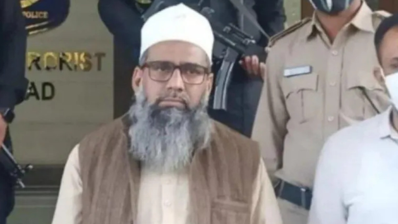 Hz. Muhammed’e hakareti protesto ettikten sonra hapse atılan Hintli İslam aliminin hikayesi Hz. Muhammed’e hakareti protesto ettikten sonra hapse atılan Hintli İslam aliminin hikayesi