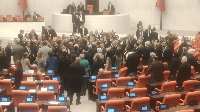 AKP – CHP grubu arasında “kolonya” gerginliği AKP – CHP grubu arasında “kolonya” gerginliği