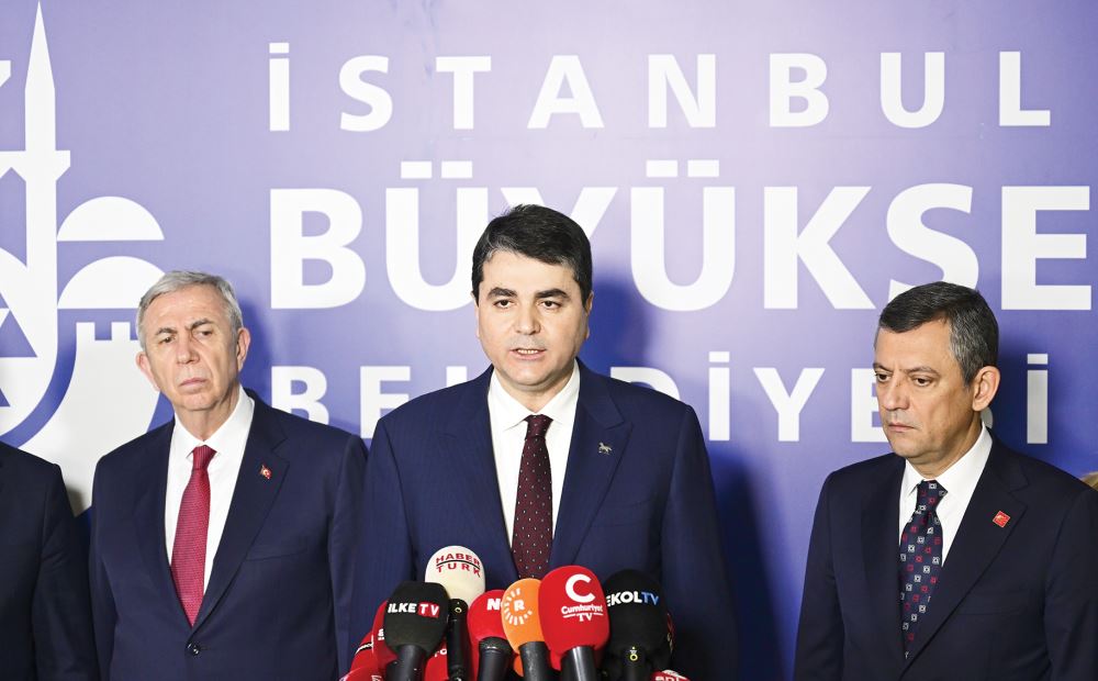 Demokrasinin kolonları kesildi