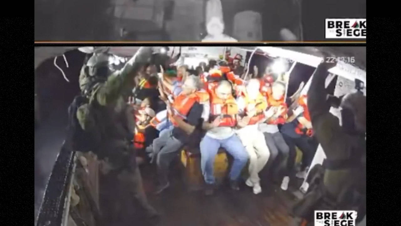 İsrail askerleri uluslararası sularda Gazze’ye giden Handala gemisine baskın düzenledi İsrail askerleri uluslararası sularda Gazze’ye giden Handala gemisine baskın düzenledi
