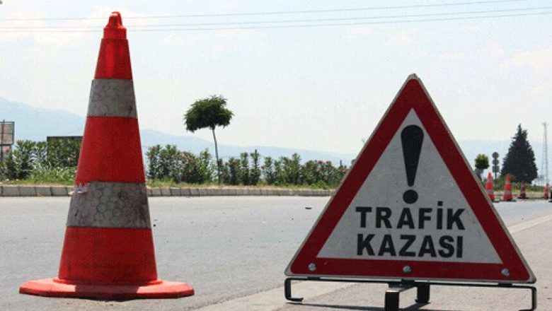 İzmir’de park halindeki kamyona çarpan motosikletteki 1 kişi öldü, 1 kişi yaralandı
