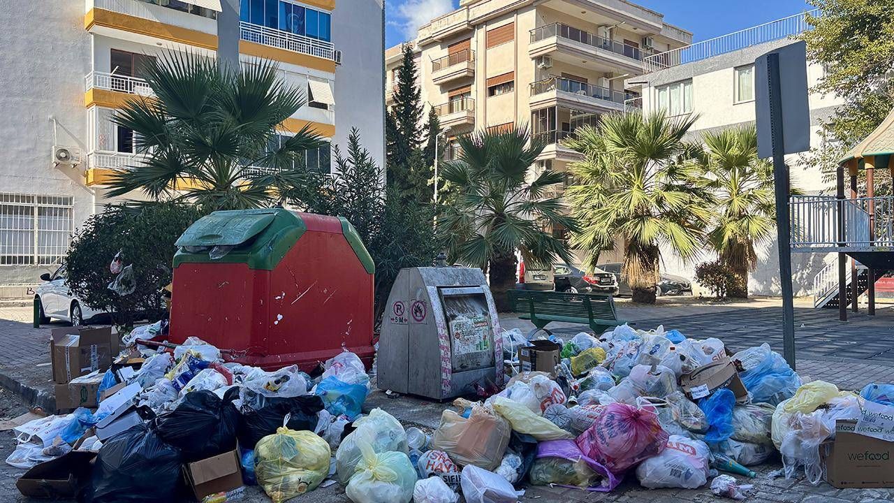 İzmir’de çöp krizi devam ediyor! Sokaklar çöplerle doldu