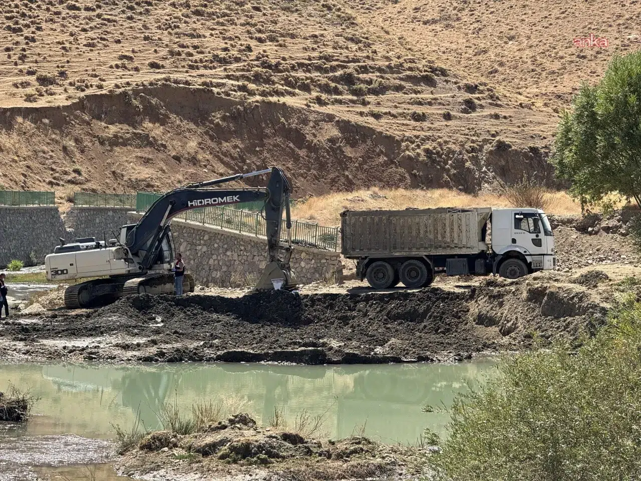 AFET & KAZAHakkari’de iş makinesi ile kamyon arasında sıkışan operatör hayatını kaybetti