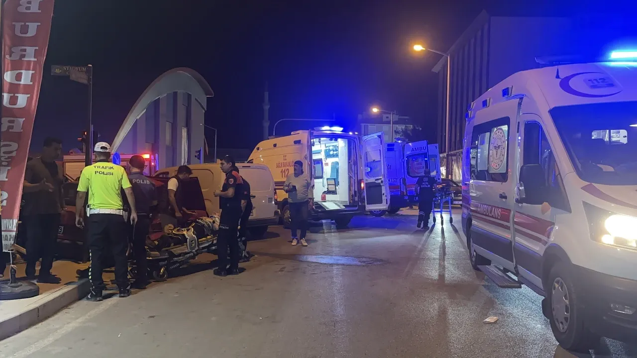 AFET & KAZABurdur'da 3 aracın karıştığı kazada 1 kişi öldü, 4 kişi yaralandı