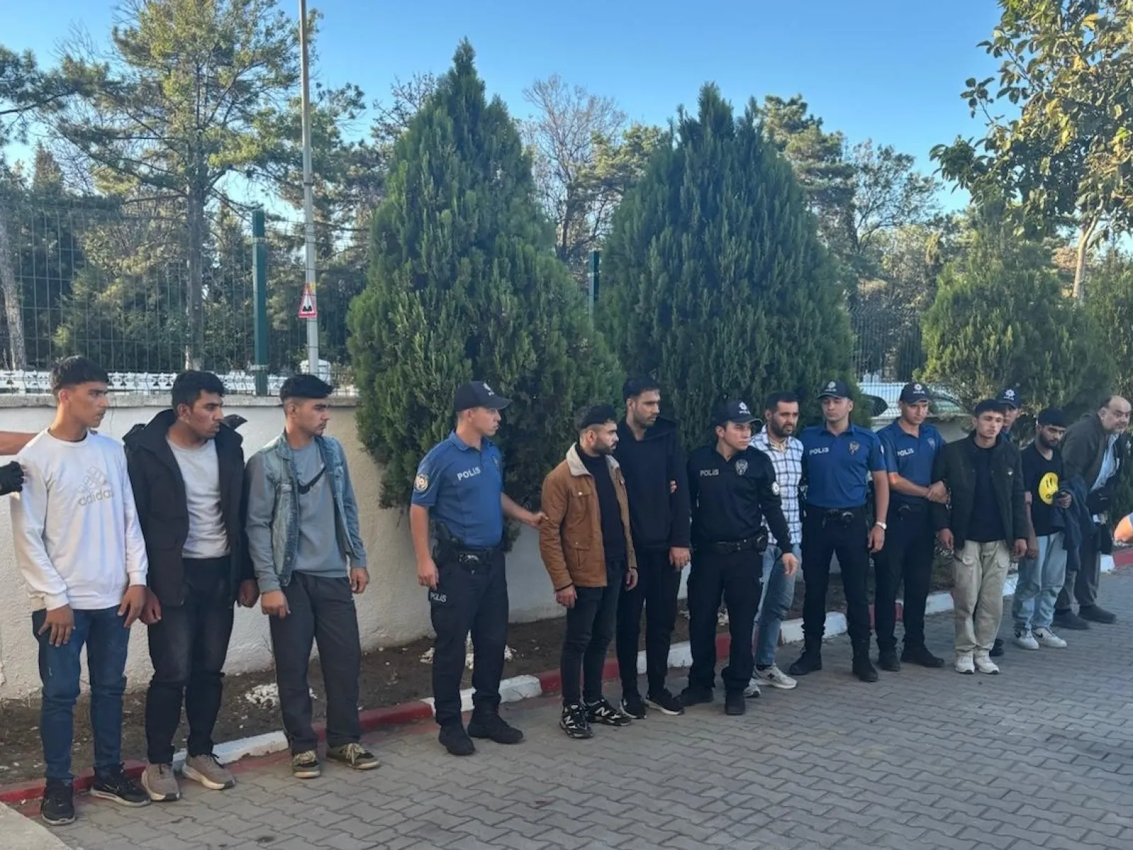 SON DAKİKAEdirne'de 15 düzensiz göçmen yakalandı