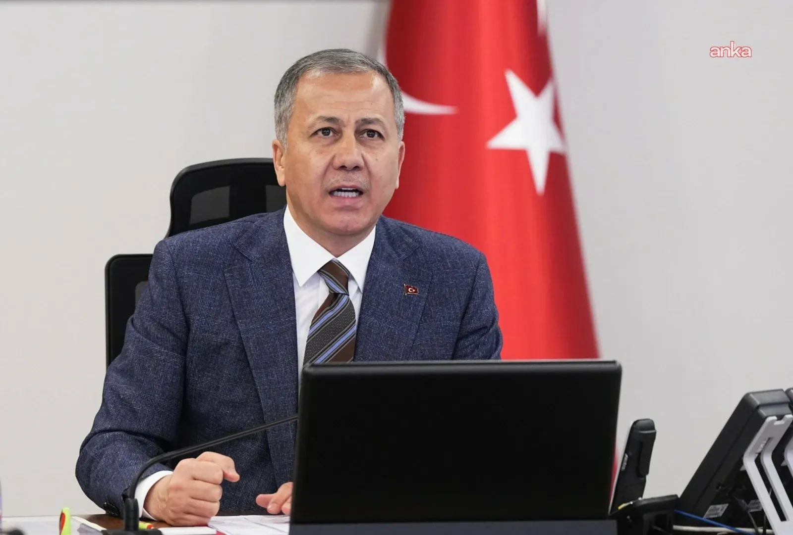GÜNDEMAli Yerlikaya duyurdu: "‘Ruhsatsız silah taşıyan şahıslara yönelik operasyonlarda 2 bin 82 şüpheli hakkında işlem yapıldı"