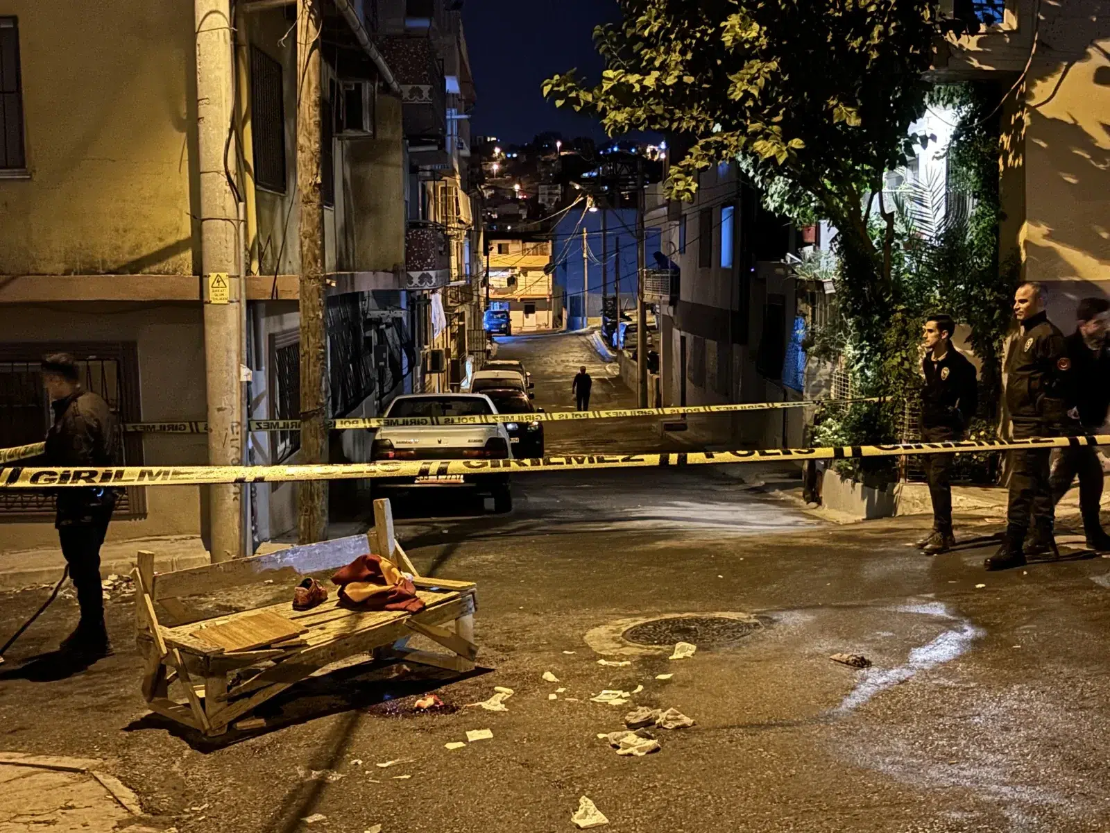 ASAYİŞSuç makinesi çıktı! İzmir'de bıçaklı kavgada 1 kişi öldü, 2 kişi yaralandı!