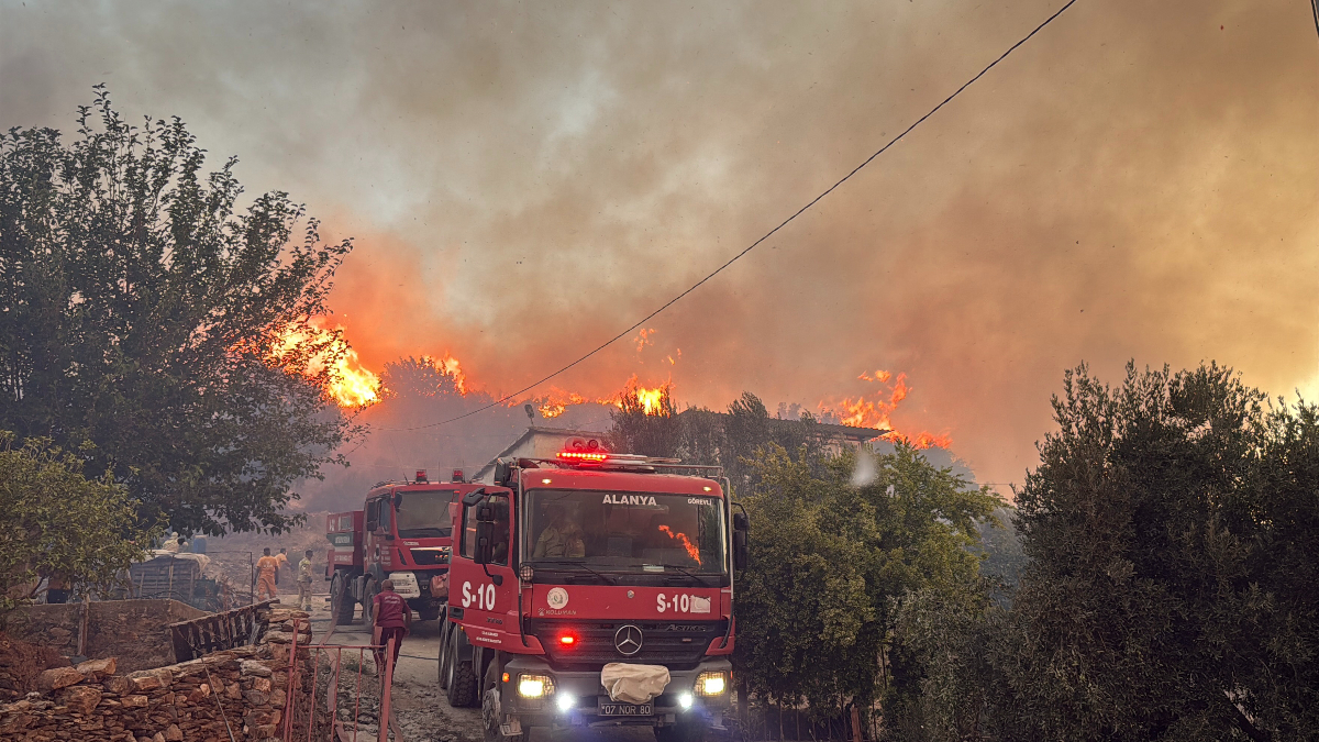 Antalya’da orman yangınına müdahale sürüyor
