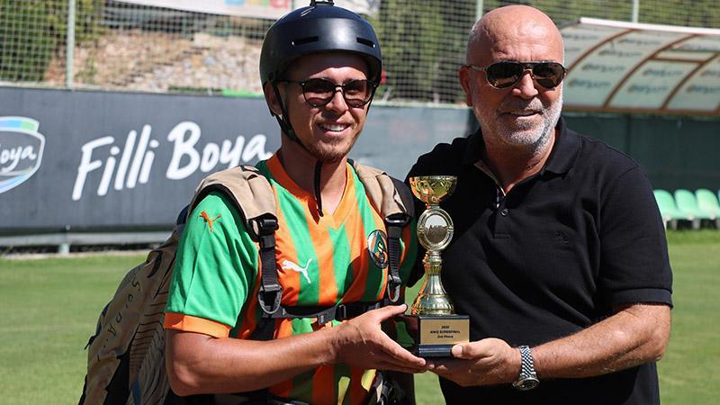 Dünya üçüncüsü sporcu paraşütle tesislere inip, kupayı başkana verdi
