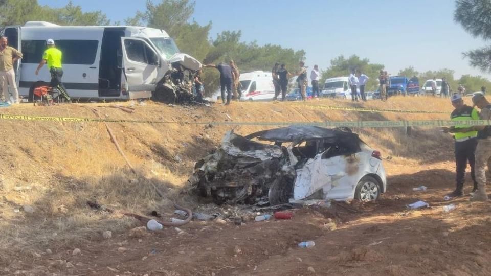 ASAYİŞCeylanpınar yolunda can pazarı: Genç sürücü yaşamını yitirdi, 14 yaralı!