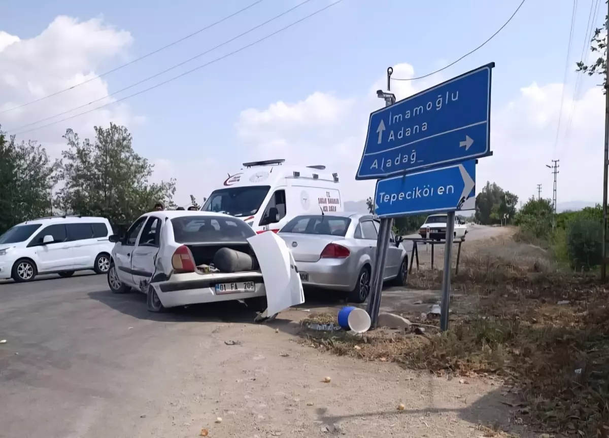 Adana’da Kavşakta İki Otomobil Çarpıştı: Dört Yaralı