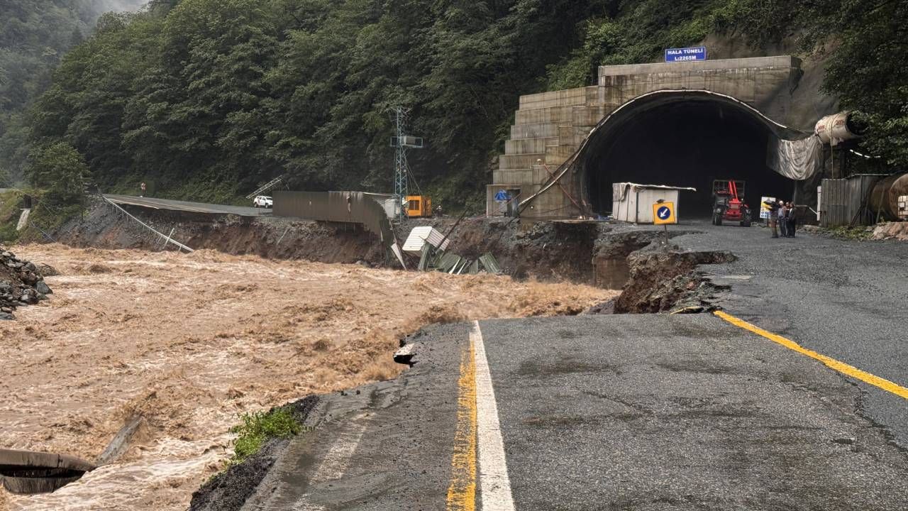 Rize’de sağanak: Köprü çöktü yollar kapandı