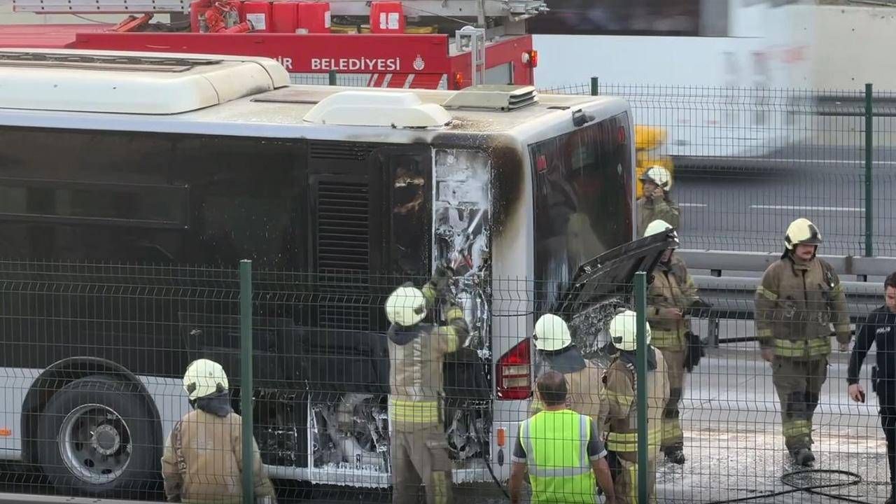 İstanbul'da metrobüs yandı! Trafik dur kalk ilerliyor