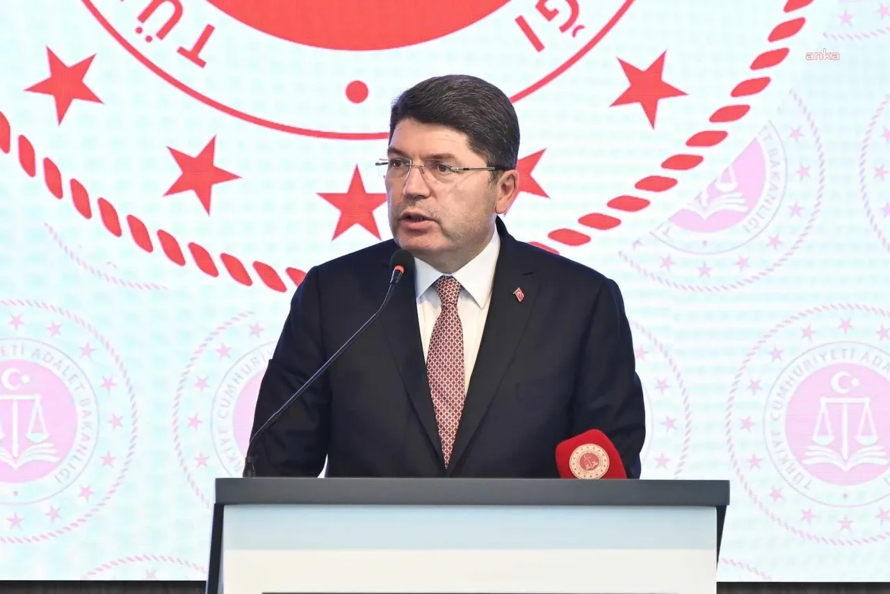 GÜNDEMBakan Yılmaz Tunç duyurdu! Kocaeli'de aşırı hız yapan sürücüyü uyaran vatandaşa fiziki saldırıya ilişkin soruşturma başlatıldı