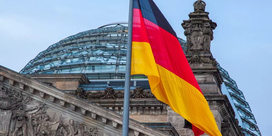 Dresden’de Kadın, Kız Çocuklarının Başörtüsünü Çıkardı Dresden’de Kadın, Kız Çocuklarının Başörtüsünü Çıkardı