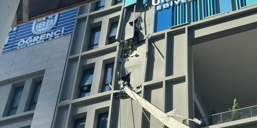 Şişli’de inşaat alanındaki vinç öğrenci yurduna devrildi