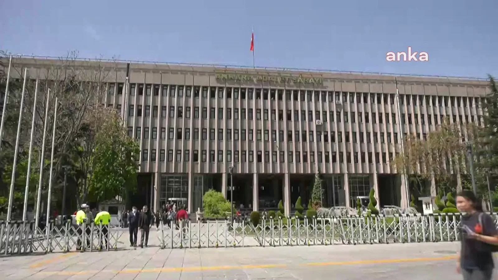GÜNDEMAnkara merkezli 22 ilde eş zamanlı operasyonda 92 gözaltı! Sahte e-imzalarla sürücü belgesi ve mesleki eğitim sertifikası…
