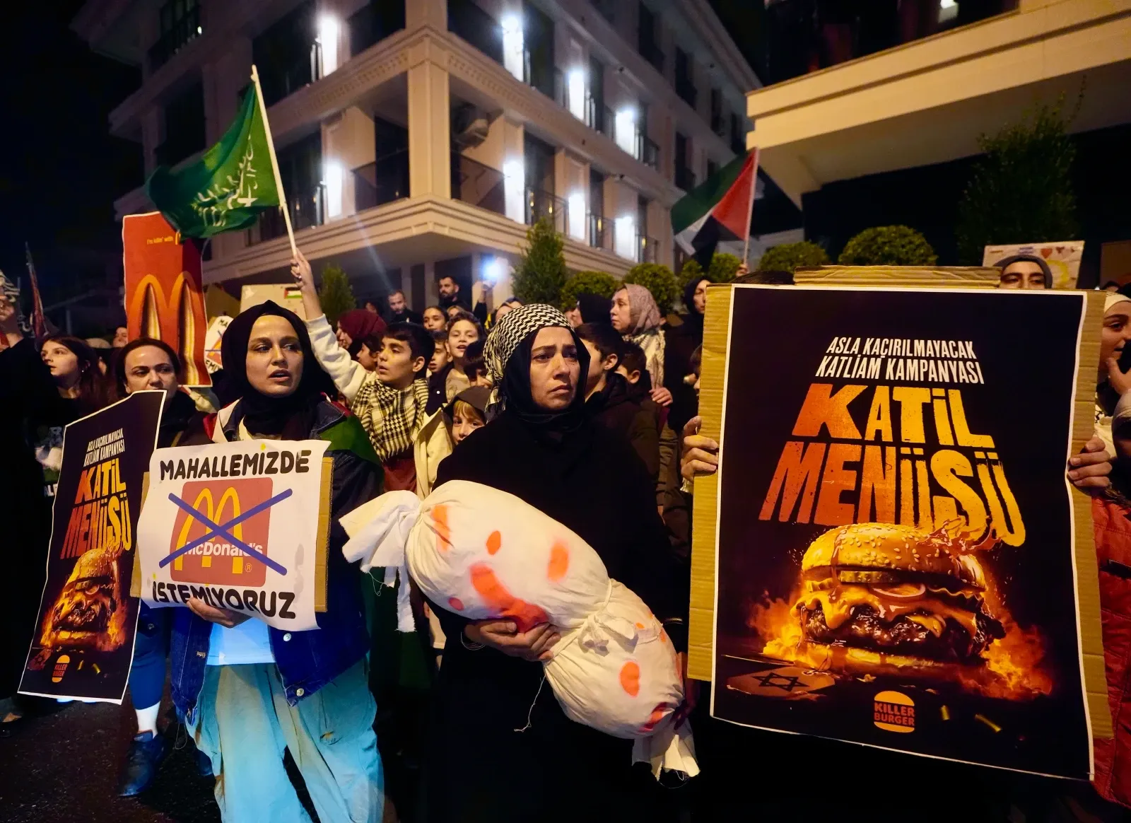 SON DAKİKAÜsküdar'da mahalle sakinlerinden McDonald's protestosu: Mahallemizde katil İsrail destekçisi istemiyoruz