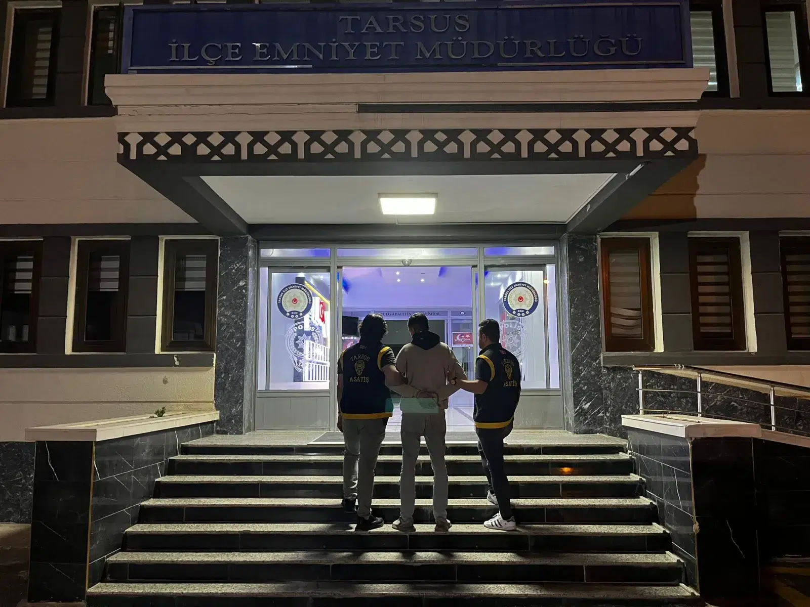Mersin’de Park Halindeki Araçları Yakan Şüpheli Yakalandı Mersin’de Park Halindeki Araçları Yakan Şüpheli Yakalandı