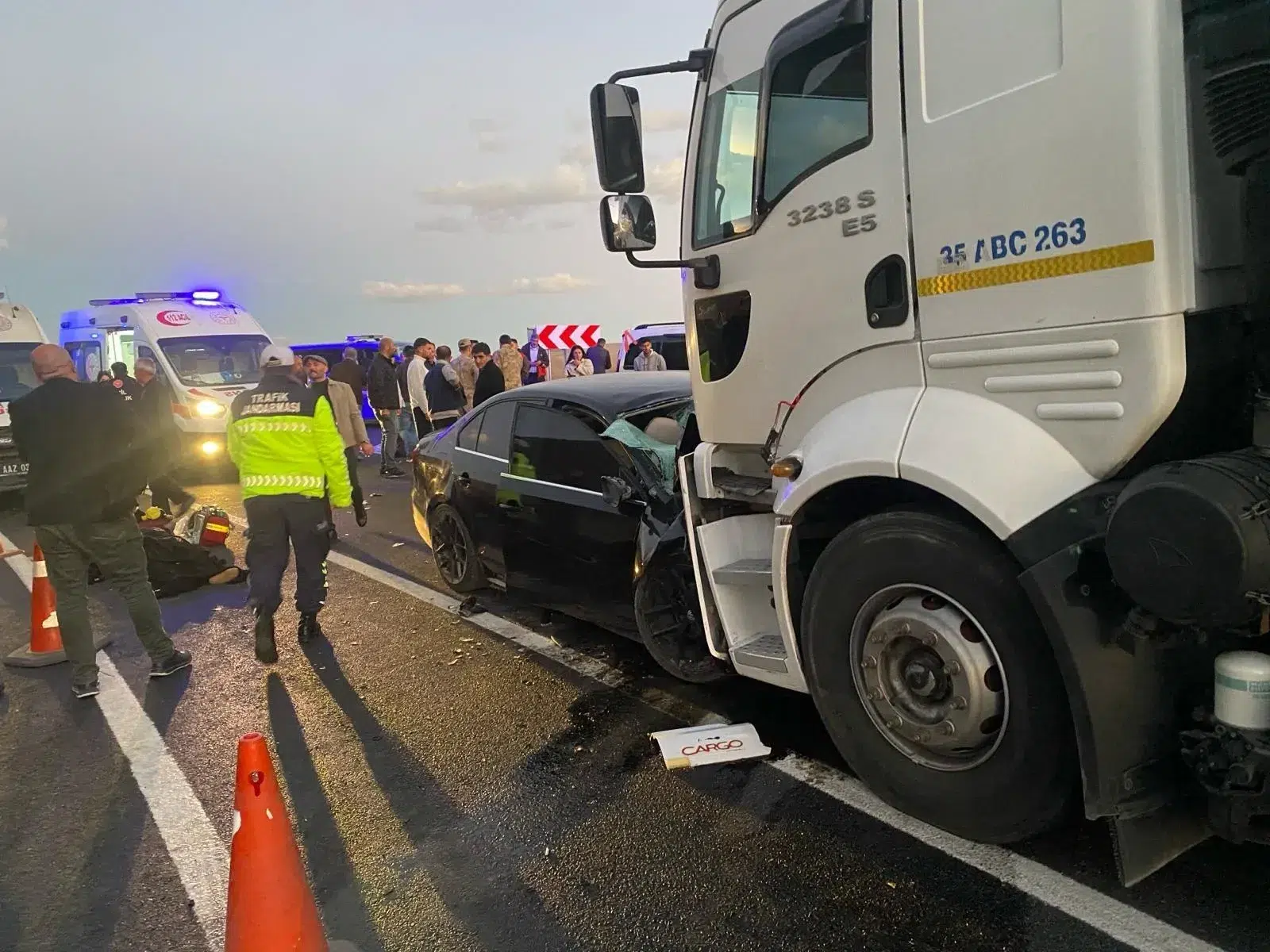 Van’da tanker ile otomobil çarpıştı: 2 ölü, 4 yaralı Van’da tanker ile otomobil çarpıştı: 2 ölü, 4 yaralı
