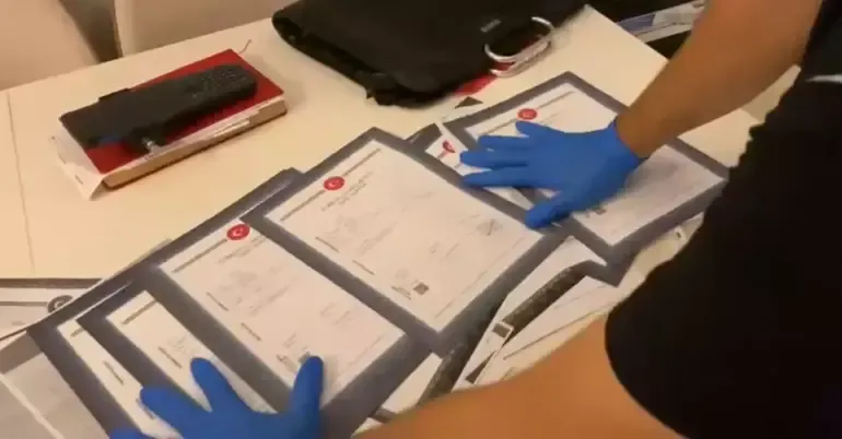 SON DAKİKAKendilerini kamu görevlisi olarak tanıttılar 50 kişiyi 80 milyon lira dolandırdılar