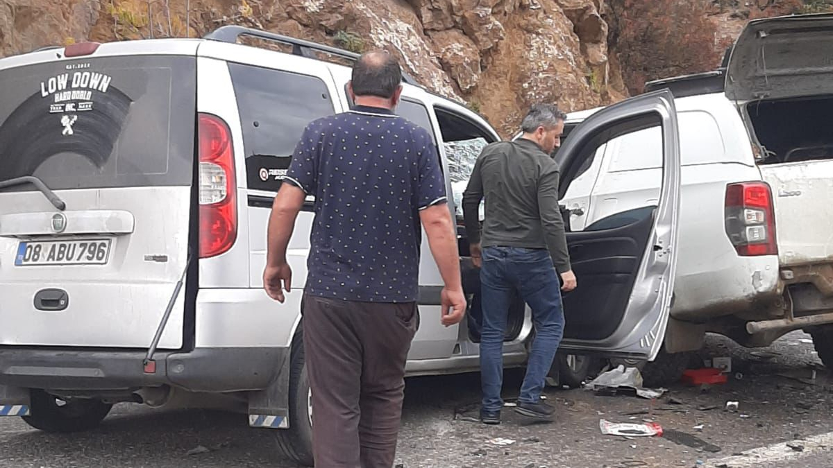 Artvin’de zincirleme trafik kazasında 4 kişi yaralandı Artvin’de zincirleme trafik kazasında 4 kişi yaralandı