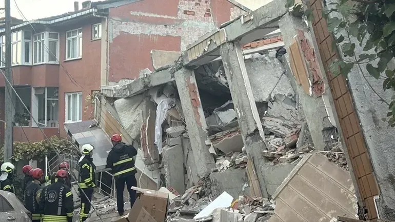Kocaeli’de Çöken Binada Kurtarma Çalışmaları Devam Ediyor Kocaeli’de Çöken Binada Kurtarma Çalışmaları Devam Ediyor