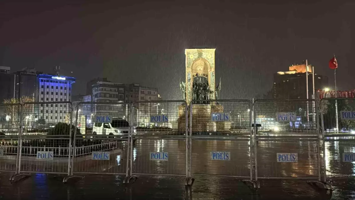 İstanbul’da Yoğun Yağmur Etkisini Sürdürüyor İstanbul’da Yoğun Yağmur Etkisini Sürdürüyor