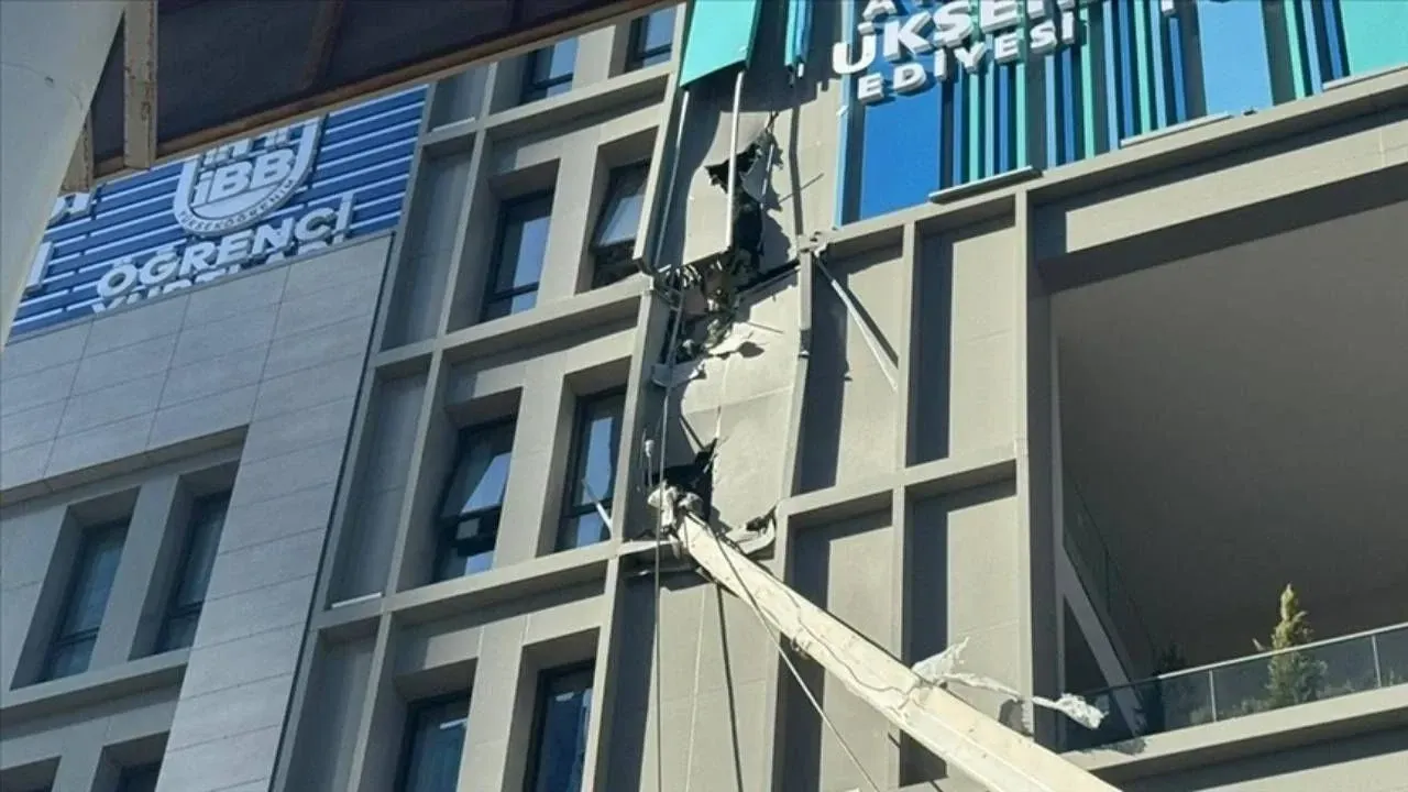 ASAYİŞŞişli'de faciadan dönüldü: Vinç öğrenci yurduna devrildi!