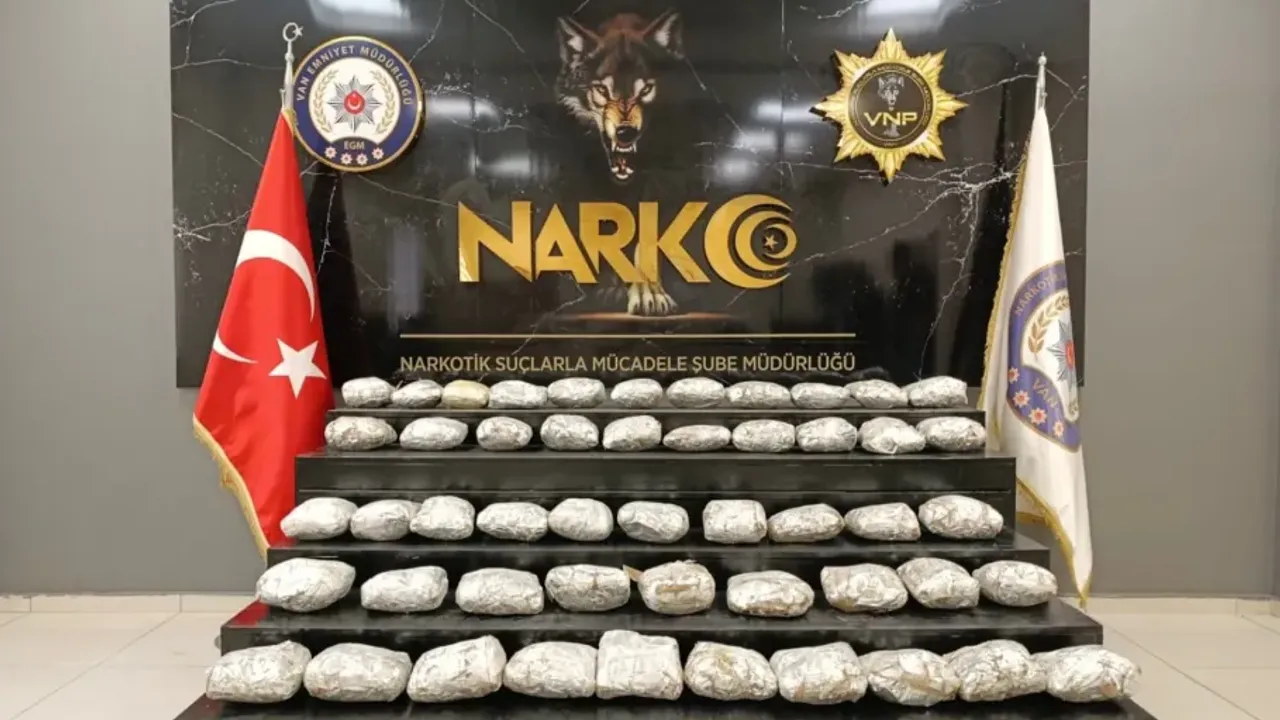 Van’da 19 Kilo 660 Gram Skunk Madde Ele Geçirildi Van’da 19 Kilo 660 Gram Skunk Madde Ele Geçirildi