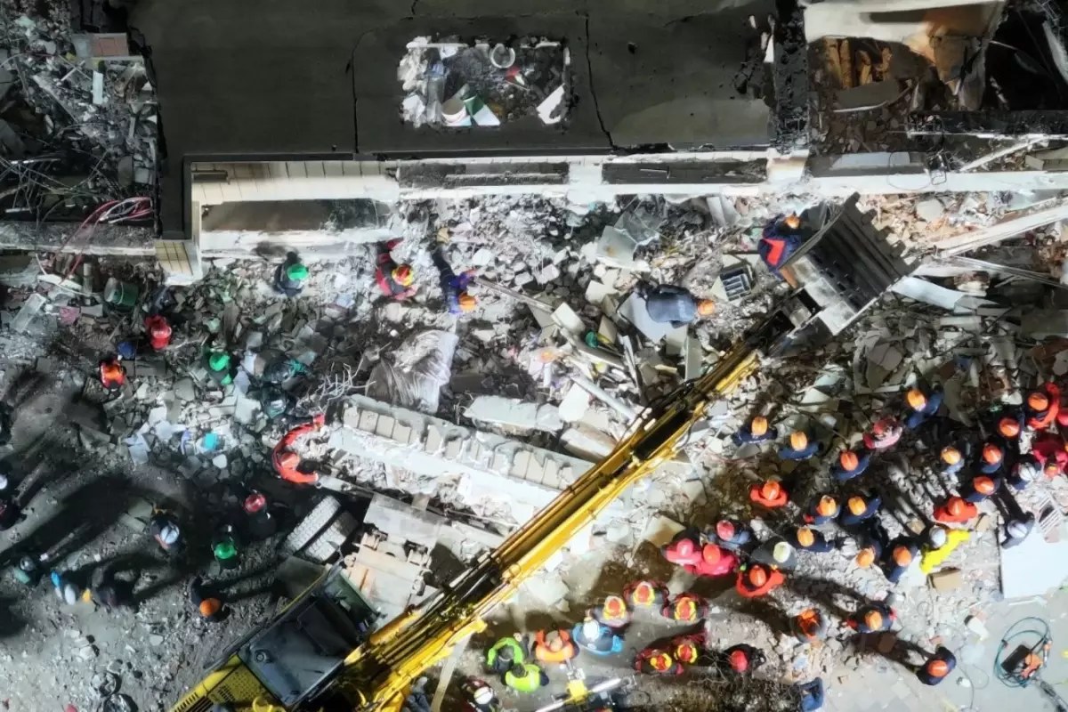 Gebze’de çöken binadan 19. saatte bir kişi kurtarıldı Gebze’de çöken binadan 19. saatte bir kişi kurtarıldı