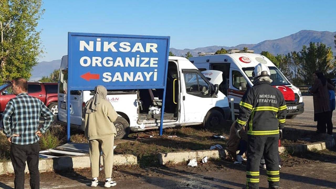 Tarım İşçilerini Taşıyan Minibüs Kaza Yaptı: 10 Yaralı Tarım İşçilerini Taşıyan Minibüs Kaza Yaptı: 10 Yaralı