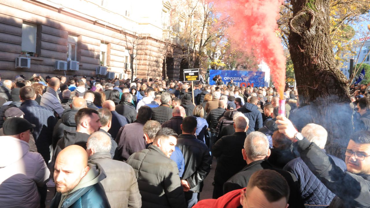 Arnavutluk’ta Muhalefet Hakları İçin Protesto Düzenledi Arnavutluk’ta Muhalefet Hakları İçin Protesto Düzenledi